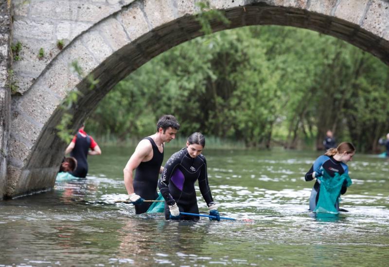 UniCredit Bank d.d. i Ronilački klub „Bosna“ organiziraju akciju čišćenja rijeke Bosne - UniCredit Bank d.d. i Ronilački klub „Bosna“ organiziraju akciju čišćenja rijeke Bosne